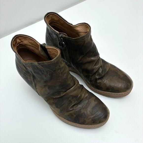 Sofft Brown and Tan Camouflage Water Resistant Leather Wedge Bootie - W9.5M - Picture 1 of 15